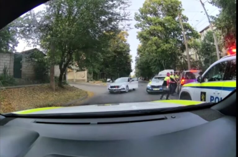 (video) Un șofer beat a pus pe jar poliția din Chișinău. Zeci de mașini au intervenit să oprească mașina suspectului