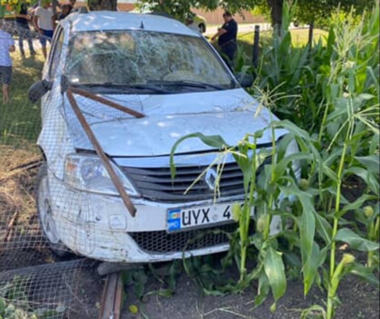 Un șofer beat a dat cu mașina într-un gard din Sângerei. Ce concentrație de alcool au depistat polițiștii