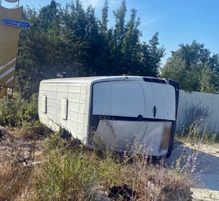Tragic accident rutier la Strășeni : Au intervenit 6 echipe AMU. Două persoane au decedat