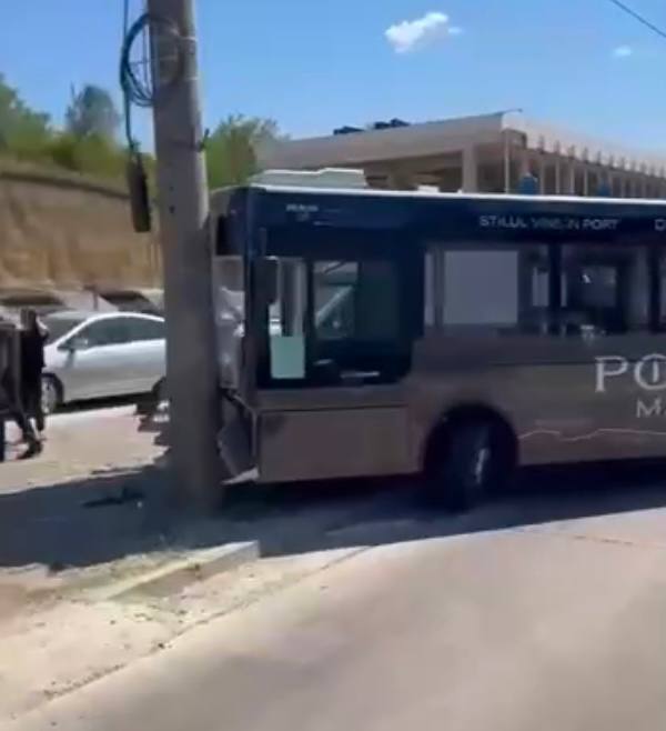 Un autobuz a fost implicat într-un accident pe strada Bucovinei. A accidentat două mașini