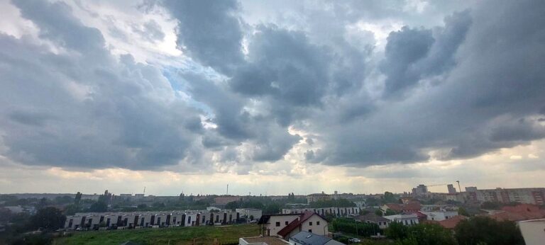 După valul de căldură, meteorologii au emis un nou COD GALBEN de grindină și vijelie
