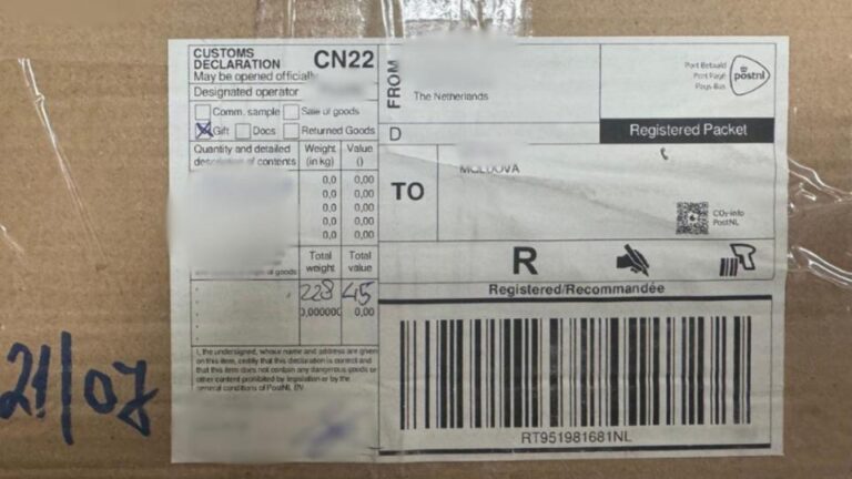 „Cadou” plin cu ecstasy și LSD venit din Olanda pentru un moldovean. Procuratura dezvăluie schema