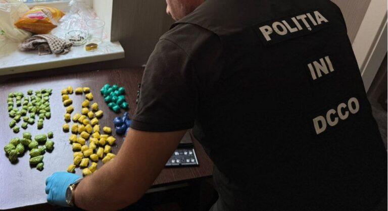 (video) Trei tineri prinși în timp ce ascundeau drogurile. Acasă peste 150 de doze de cannabis