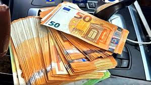 Un ucrainean a încercat să intre în Moldova cu peste 250.000 de euro și dolari, însă a fost prins la vamă