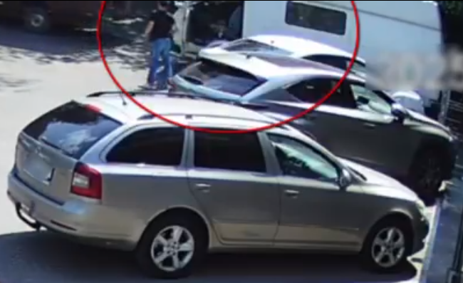 (video) Doi bărbați au furat un microbuz din centrul Chișinăului. L-au vândut cu 18.000 de lei