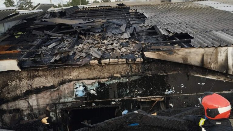 O fabrică de păsări din Edineț a luat foc. Cinci echipe de pompieri au intervenit