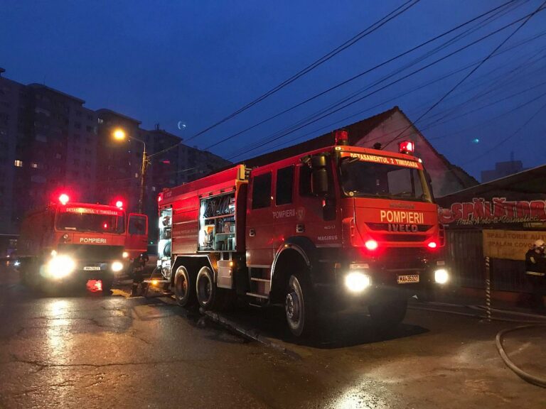 Geamuri și un perete distrus în urma unei explozii, la Strășeni. O persoană preluată de ambulanță