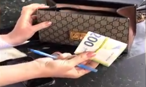 (video) O femeie ar fi șantajat un bărbat, cu imagini compromițătoare. A vrut 10.000 de euro
