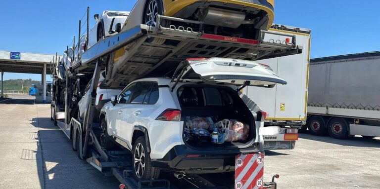 Sute USB-uri, căști și powerbank-uri ascunse în mașinile pentru import, găsite de vameșii din Leușeni