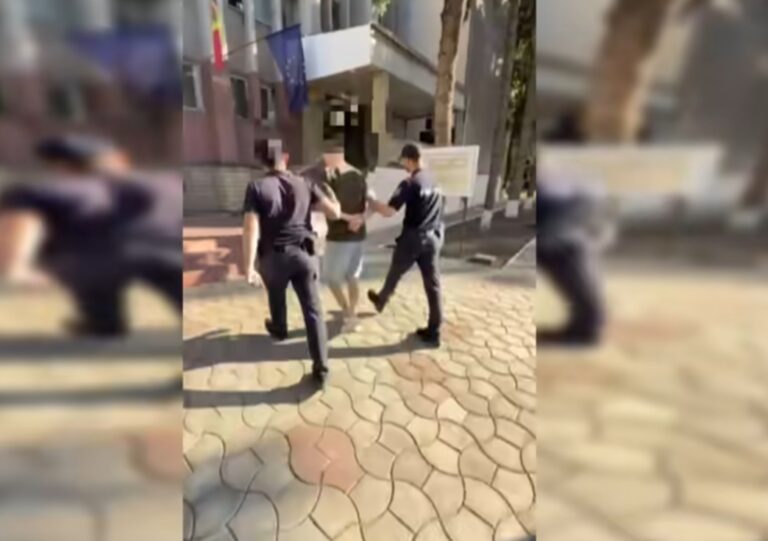 Minor prins cu zeci de pachețele de droguri în centrul Chișinăului