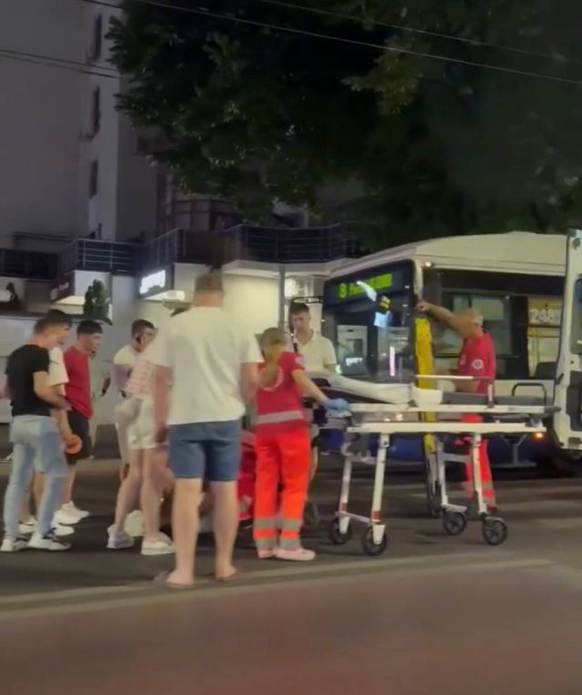 O copilă lovită de o bicicletă chiar pe trecerea de pietoni