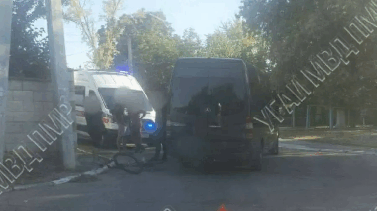 Biciclist lovit de un microbuz de rută, la Bender