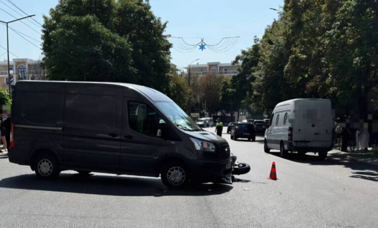 Un motociclist a decedat în urma unui accident produs la Buiucani. Șoferul mașinii efectua întoarcerea