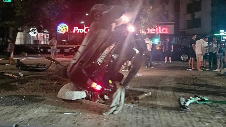 O mașină s-a răsturnat după o coliziune puternică, în zona Circului