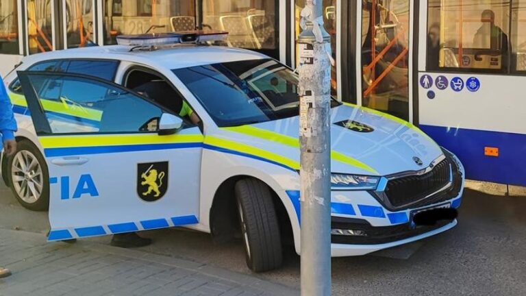 Un troleibuz și o mașină de poliție nu au putut împărți o bandă de circulație din centrul Chișinăului