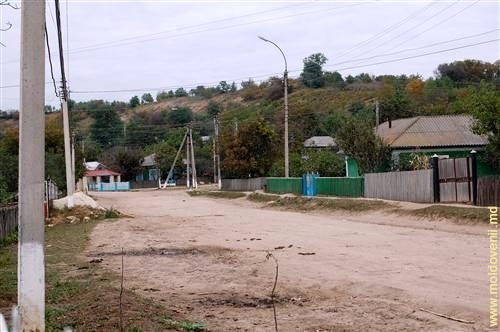 Au demarat lucrările de reparație a drumului regional  Păscăuți – Călinești – Fălești