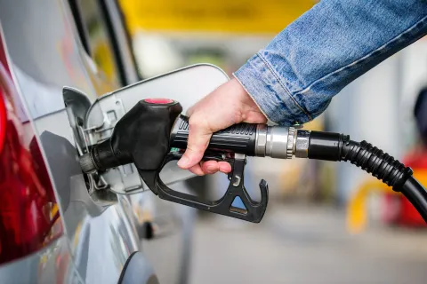 Motorina se ieftinește, mâine. ANRE a publicat prețul carburanților pentru joi, 7 august