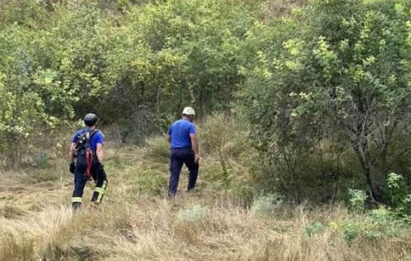 Un motociclist salvat de pompieri fiind blocat între copaci. A fost preluat de medici