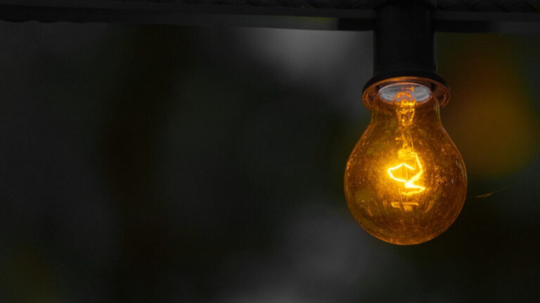 Întreruperi de electricitate pentru sute de mii de cetățeni. Localitățile unde, astăzi, nu va fi lumină