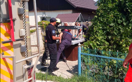 O femeie a căzut într-o fântână de 10 metri, plină cu apă. Au intervenit salvatorii din Briceni
