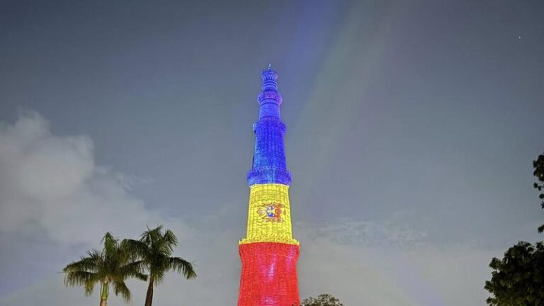 Cel mai înalt turn de cărămidă din lume a fost iluminat în culorile drapelului Republicii Moldova