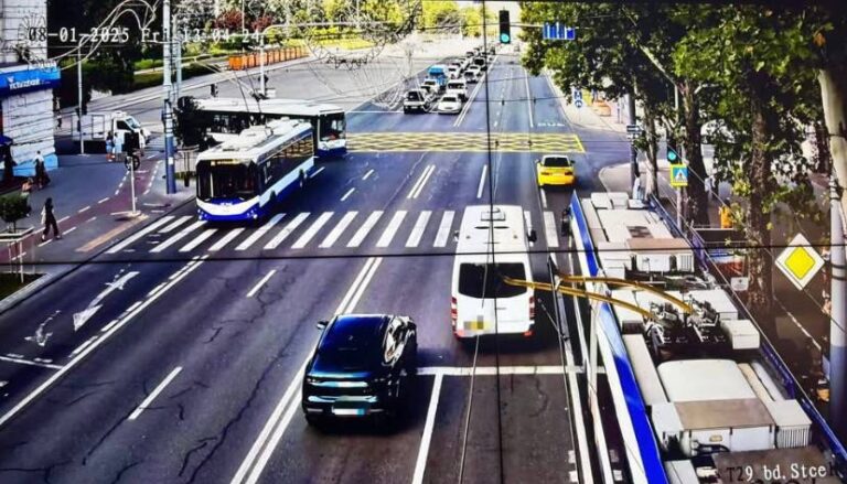 Autoritățile au introdus un nou marcaj rutier în intersecția Bulevardului Ștefan cel Mare și Sfânt