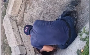 Clipe de coșmar pentru un copil de 10 ani. A rămas blocat într-o țeavă de drenaj