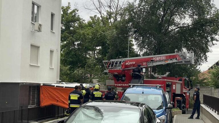 Clipe de panică în sectorul Buiucani al capitalei. Copil de 6 ani surprins pe marginea geamului