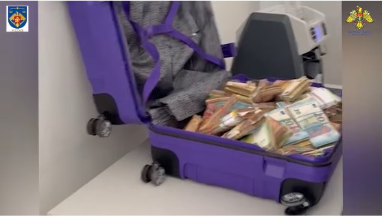 Valiză plină cu sute de mii de euro depistată la Vama Sculeni. Cine este proprietarul