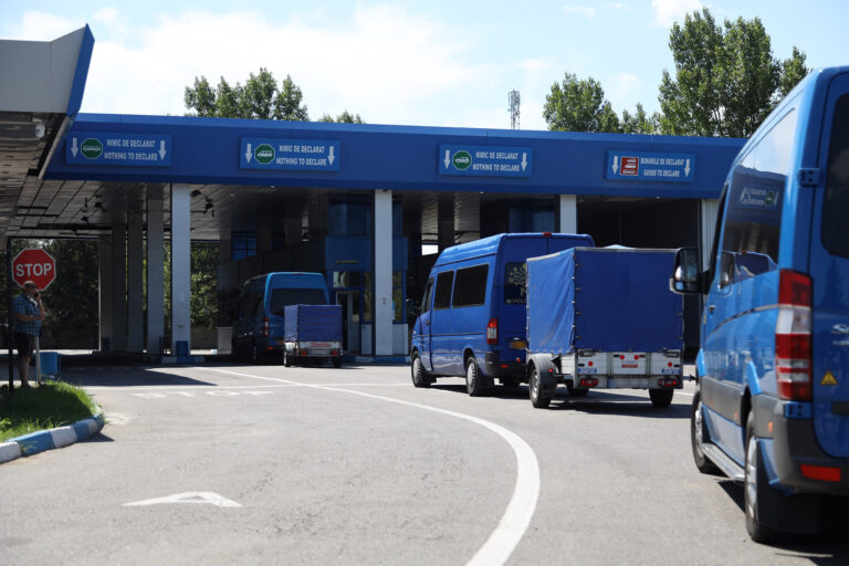 Flux sporit de călători la vama Sculeni și Leușeni. Poliția de Frontieră activează la capacitate maximă