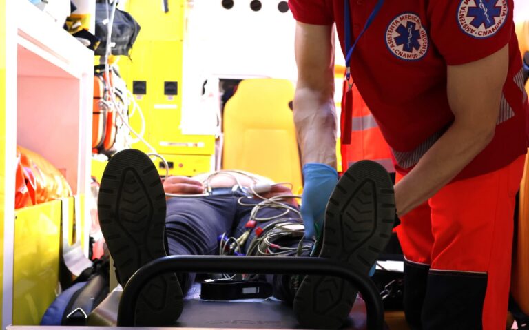 Bărbat salvat contra cronometru după ce i s-a făcut rău într-o stație de așteptare din Chișinău