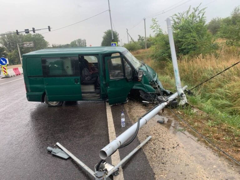 Un șofer a ajuns la spital, altul într-un stâlp  pe șoselele din țară
