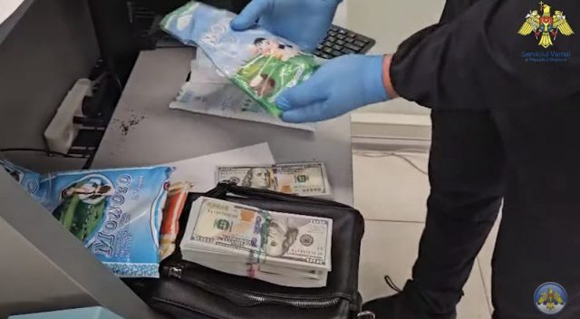 Cetățeană rusă prinsă la vamă Aeroport cu peste 62.000 USD camuflați în ambalaje de lactate