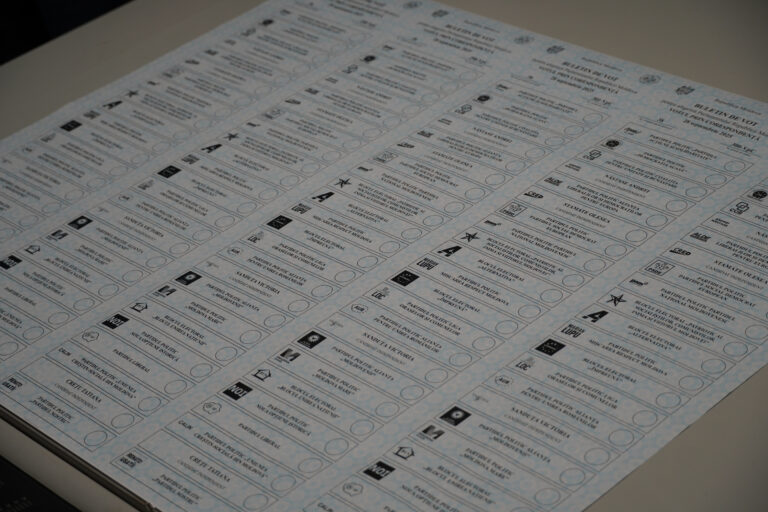 A început tipărirea buletinelor de vot. CEC vine cu detalii privind lungimea, prețul și candidați