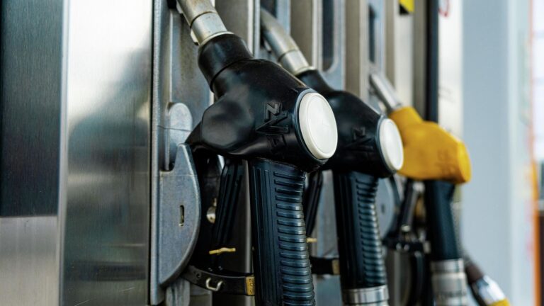 Vești rele pentru șoferi! Se scumpește benzina și motorina marți, 30 septembrie