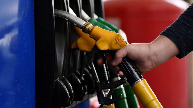 Benzina se ieftinește în weekend. Care va fi prețul motorinei în următoarele trei zile