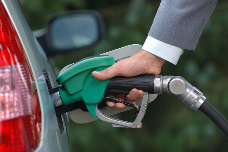 Noi prețuri la carburanți pentru vineri, 26 septembrie. Benzina se ieftinește, motorina se scumpește