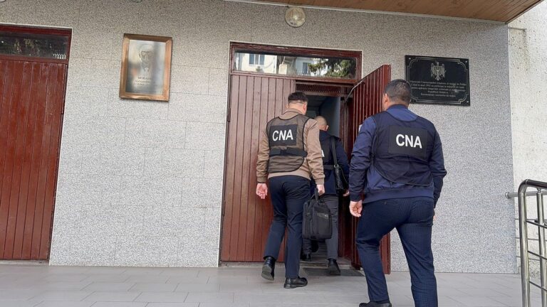 A cerut 60.000 de euro pentru a influența altă persoană. CNA a reținut bărbatul