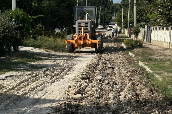 După un an de zile, Primăria Leova inițiază lucrări de reparație a drumurilor din localitate