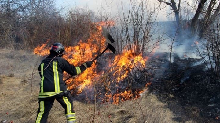 Incendiu puternic în raionul Cimișlia. Au intervenit pompierii