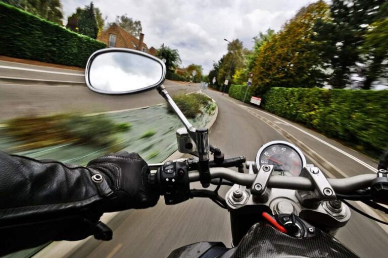 Un motociclist a fost condamnat la pușcărie fiind prins beat la ghidon. Ce pedeapsă a primit tânărul