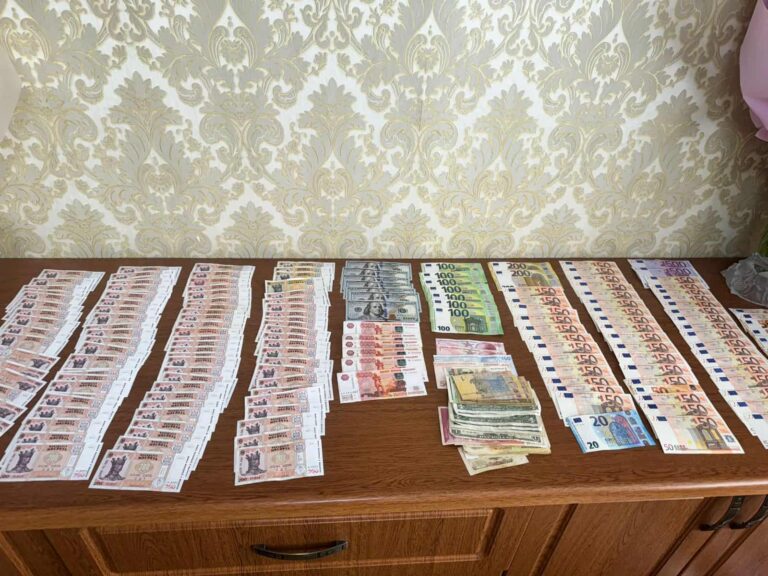 17 persoane vizate într-un dosar de finanțare ilegală a unui partid politic. Un viceprimar din Comrat, reținut