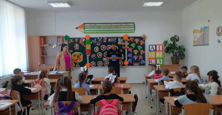 Copiii din toată țara sunt instruiți pentru reacționarea în situații de urgență. IGSU desfățoară lecții practice