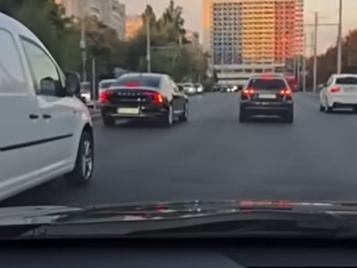 Șoferul care s-a dat în spectacol pe strada Ciuflea din Chișinău, prins și sancționat