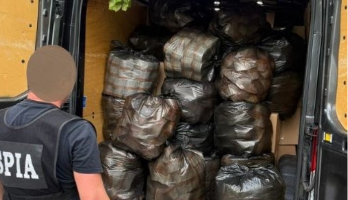 Milioane de țigarete păstrate în garaje din Chișinău, depistate de SPIA. Un polițist și alte cinci persoane, reținute