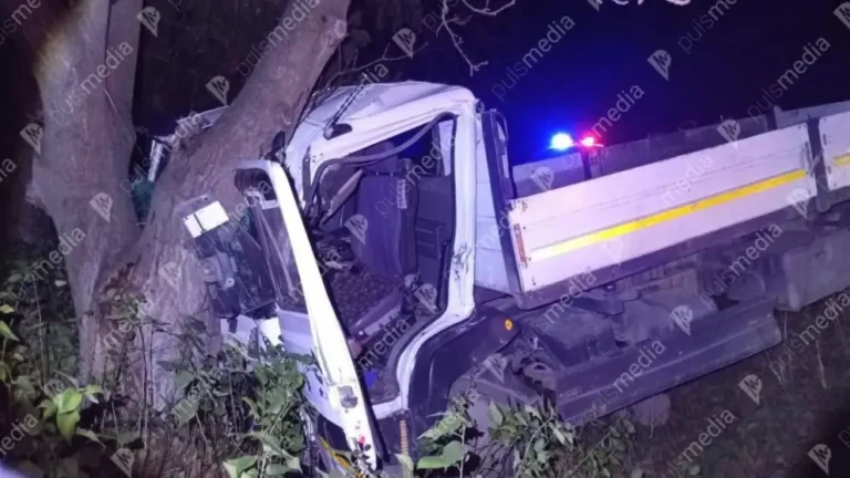 Un șofer a decedat pe loc după ce a s-a izbit puternic într-un copac, la Briceni