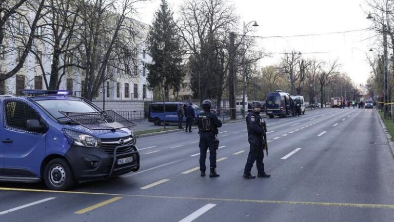 Șofer drogat oprit în timp ce încerca să pătrundă cu mașina, în plină viteză, în Ambasada Rusiei