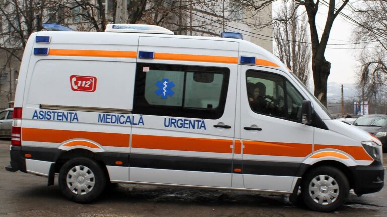Două persoane găsite în stare inconștientă în propria locuință din Fălești. La fața locului au venit două echipaje medicale