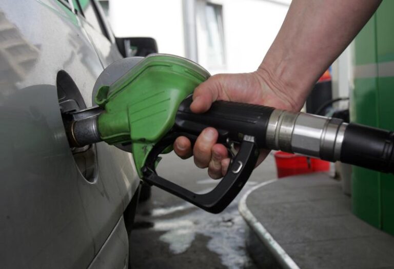 O nouă scumpire a benzinei și motorinei pentru joi, 9 octombrie. ANRE a publicat prețul carburanților