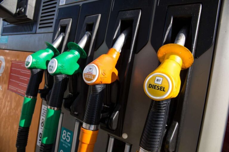 Vești bune pentru șoferi! Vineri se mai ieftinește benzina și motorina